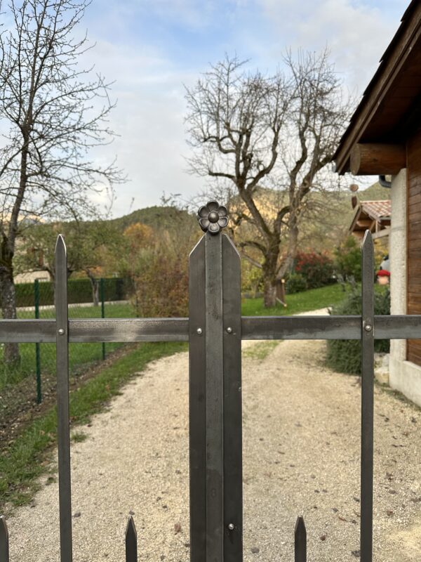 portail fleur fers plats rivets