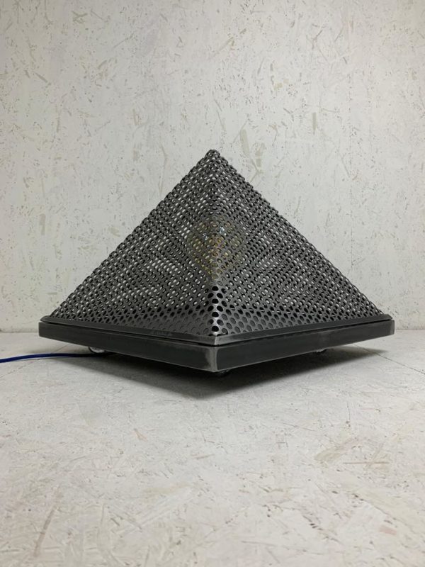 lampe tactile de sol metal grille pyramide