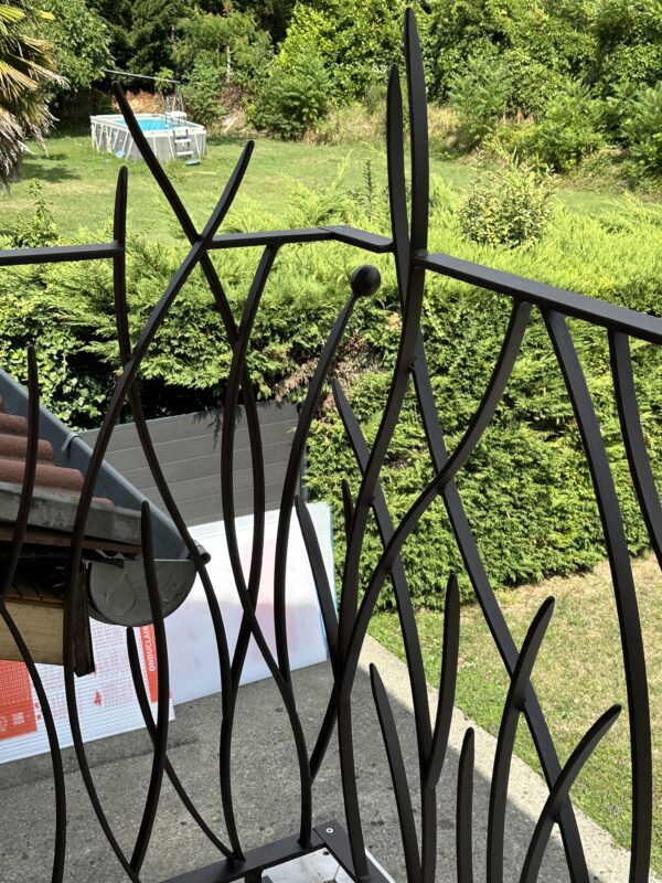 angle herbes folles vue de l interieur