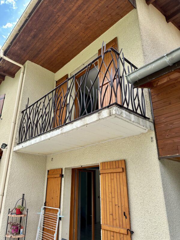garde coprs balcon en angle herbes folles