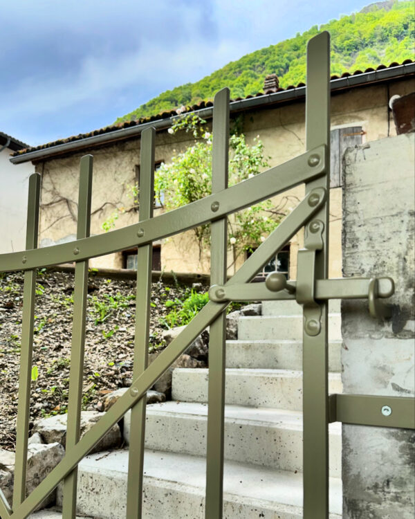 portillon fers plats rivets et loquet a l ancienne