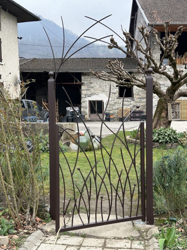 portillon potager courbes en herbes folles
