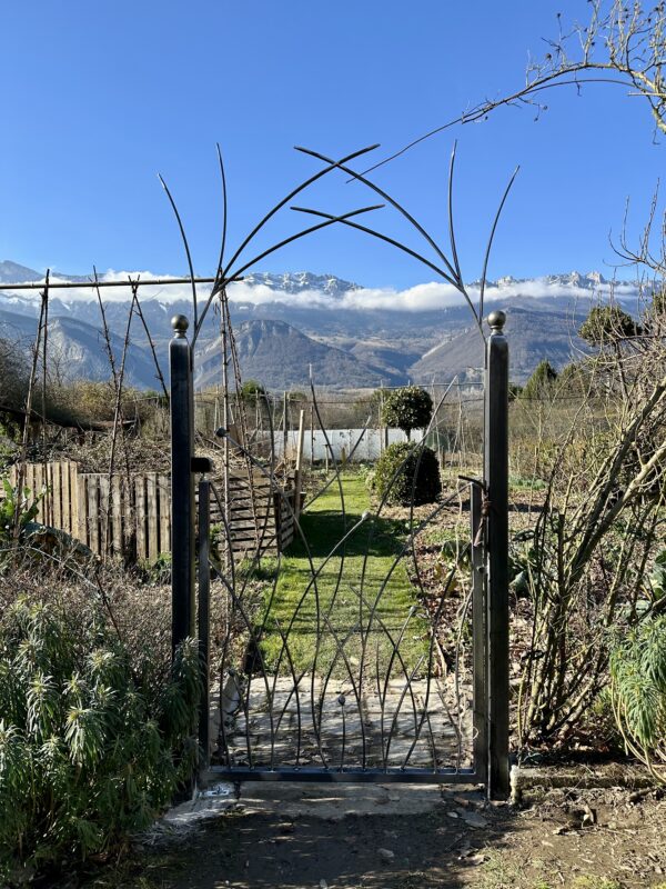 portillon potager courbes en herbes folles brut